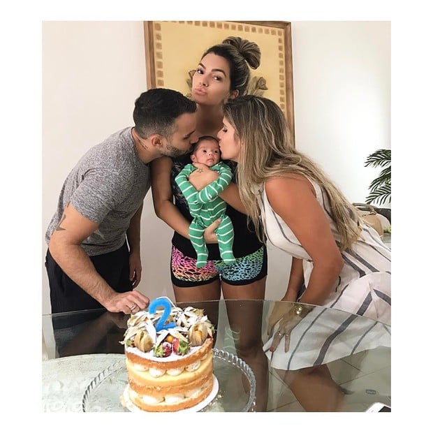 Kelly Key faz bolo para comemorar duas semanas do filho (Foto: Reprodução)