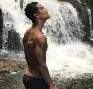 Micael Borges aparece de sunga em cachoeira