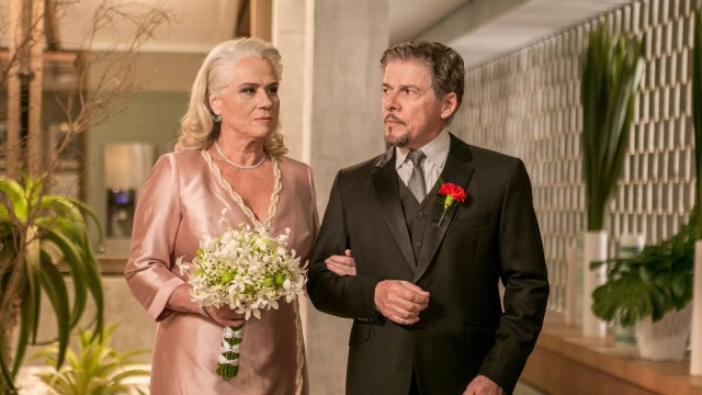 "A Lei do Amor" Mág (Vera Holtz) e Tião (José Mayer) entrando. Mag com um sorriso triunfante, que se desfaz no momento em que mag descobre que ali só estão os músicos, a empregada, porteiro e o juiz. Foto: crecrecredito