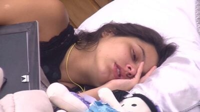 Emilly chora abraçada a foto da família (Foto Gshow)