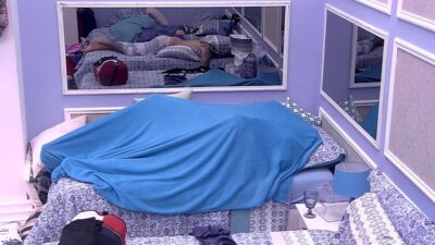 Marcos e Emilly debaixo do edredom no 