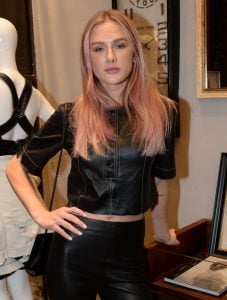 A modelo e atriz Fiorella Mattheis com cabelo rosa (Foto: AGNews)