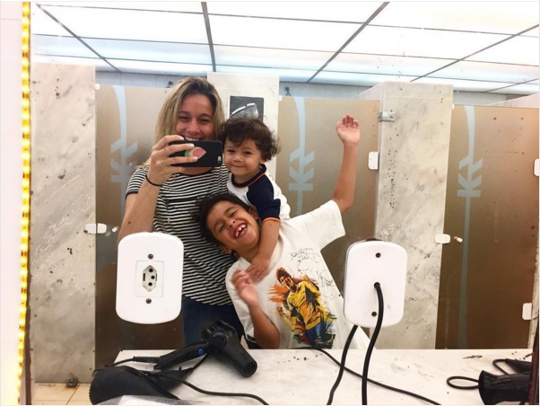 Fernanda Gentil recebe elogios de fãs ao postar foto com filhos (Foto: Reprodução)