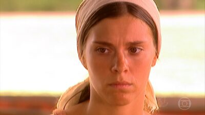 Carolina Dieckmann (Maria do Carmo) em cena do primeiro capítulo de 