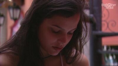 Emilly não gostou de reaproximação de Ilmar (Foto: Reprodução)