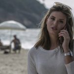 Camila Queiroz em cena de "Pega Ladrão" em praia do Rio
(Foto: Fábio Rocha/Gshow)