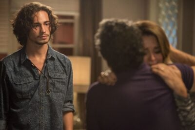 Nicolau (Danilo Mesquita) conta a Gilda (Suzy Rêgo) e Haroldo (Paulo Betti) que está com câncer
(Foto: Globo/Mauricio Fidalgo)