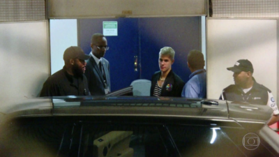 Justin Bieber chegando no Rio nesta quarta-feira, 29 (Foto: Reprodução / TV Globo)