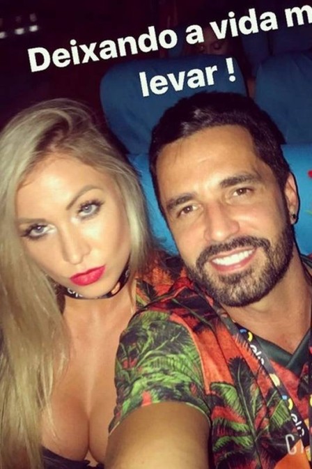 Latino publica foto de nova namorada na web e explica relação (Foto: Reprodução)