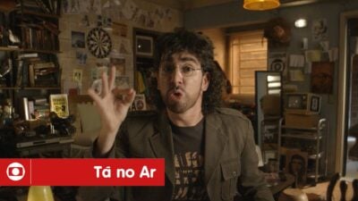 Marcelo Adnet vive militante que só critica a Globo no programa. (Foto: Reprodução/Globo/Tá no Ar)