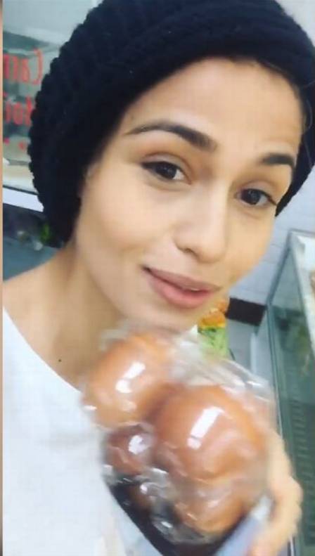 Nanda Costa se disfarça e se diverte dentro do supermercado (Foto: Reprodução)