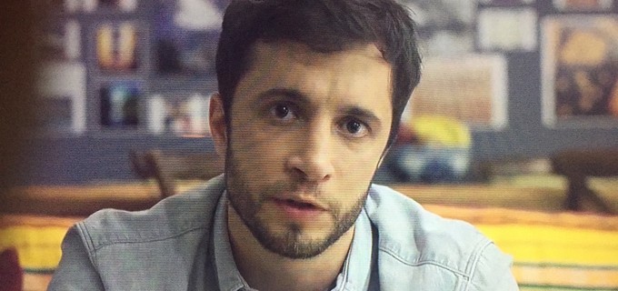 Ator lê nota da Net sobre corte dos sinais de SBT, Record e RedeTV!. Foto - reprodução/Net.