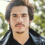 O ator Nicolas Prattes pratica a boa ação. (Foto: Divulgação)