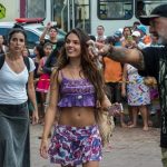 Diretor Rogério Gomes comanda gravação com Isis Valverde. (Foto: Divulgação)