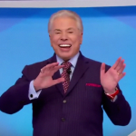 Silvio Santos de cabelo grisalho em seu programa (Foto: Reprodução/SBT)