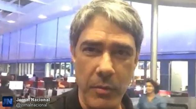  recebe comediantes William Bonner nos estúdios da TV Globo e usa bodão do dono do SBT (Reprodução/Twitter)