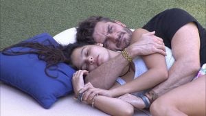 Marcos conversa com Emilly no "BBB17" (Foto: Divulgação/Globo)
