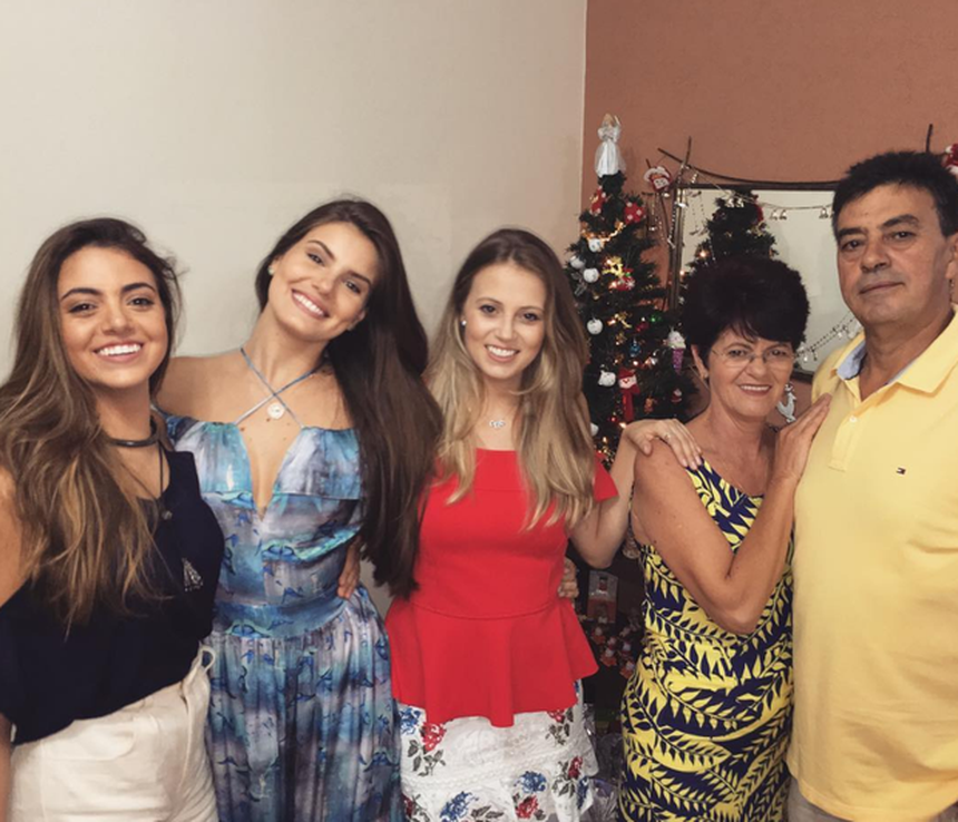 Camila Queiroz e a família (Foto : Reprodução)
