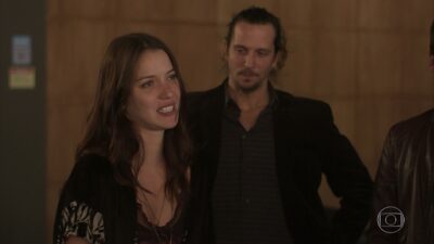 Júlia (Nathalia Dill) em cena de 