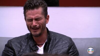 Marcos chora com resultado do paredão. (Foto: Reprodução/BBB/TV Globo)
