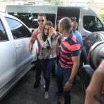Emilly chegando na delegacia (Foto: Divulgação)