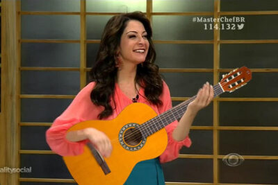 A apresentadora Ana Paula Padrão tocando um violão imaginário. Foto: Reprodução/Twitter)