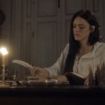 Anna termina seu livro, enquanto o Brasil tem um recomeço (Foto: TV Globo)
