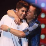 Leonardo beija o filho durante gravação de DVD: “você é a melhor parte de mim”