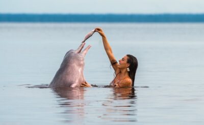 Rita nada com os botos (Foto: Estevam Avellar / TV Globo)