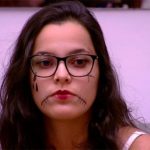 Mesmo faturando pouco, Emilly aluga apartamento com aluguel estratosférico no Rio de Janeiro