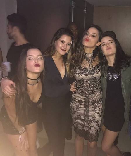 Emilly e Mayla com as filhas gêmeas de Fátima Bernardes. (Foto: Reprodução/Instagram)