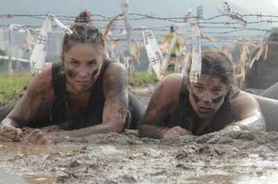 Priscila mergulhada na lama com a amiga, Juliana. (Foto: Thais Taverna)