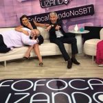 Apresentadores se divertem nos bastidores do programa. (Foto: SBT/Divulgação)