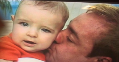 Gugu com o filho ainda bebê. (Foto: Reprodução)
