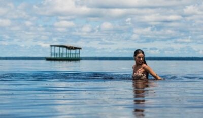 Isis Valverde aparece como Ritinha em pleno Rio Negro (Foto: Divulgação/Renan Castelo Branco/Gshow)