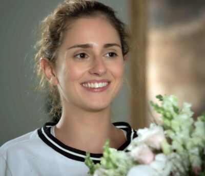 Ivana fica sem jeito com flores de Claudio. (Foto: TV Globo)