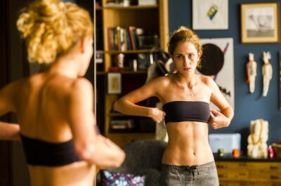 Ivana questiona seu próprio corpo. (Foto: João Miguel Júnior/ TV Globo)