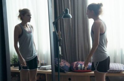 Ivana se olha no espelho (Foto: TV Globo)