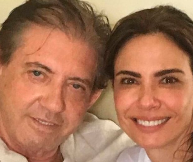 Luciana Gimenez posou contente (Foto: Reprodução)