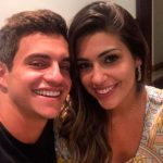 Manoel e Vivian estão namorando aqui fora (Foto: Reprodução)