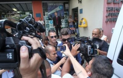 Marcos deixa a delegacia. (Foto: Agnews)