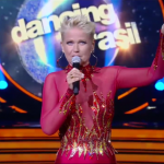 Xuxa na estreia do "Dancing Brasil"
(Foto: Reprodução/Record)