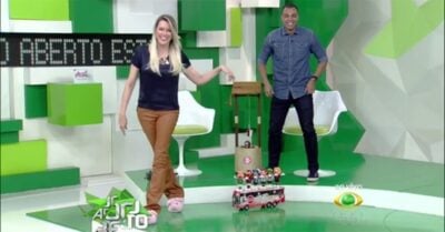 Renata Fan brinca com Denílson durante programa. (Foto: Reprodução/Band)