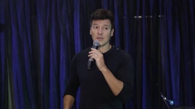 Rodrigo Faro durante evento com equipe de seu programa na Record (Foto: Divulgação)