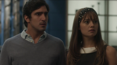 Renato Góes (Renato) e Alice (Sophie Charlotte) em cena de 