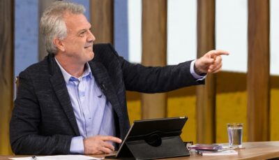 Pedro Bial em seu talk show na Globo
(Foto: Globo/Ramón Vasconcelos)