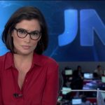 Renata Vasconcellos no plantão do jornalismo
(Foto: Reprodução/Globo)