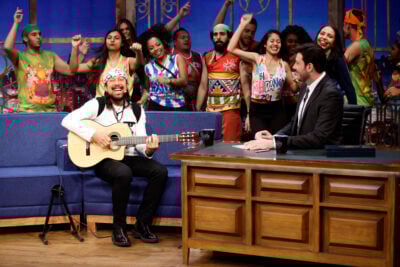 Bell e Danilo durante a entrevista / Bell canta seus sucessos no The Noite (Crédito: Gabriel Cardoso/SBT)