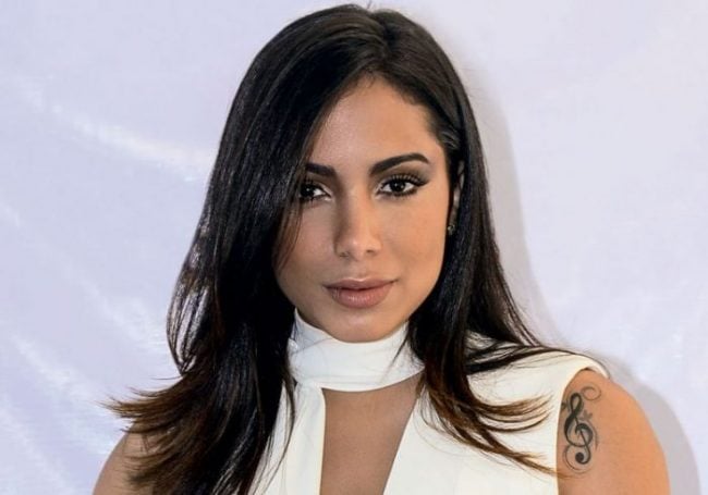 Cantora Anitta zomba de matéria falsa (Foto: Divulgação)