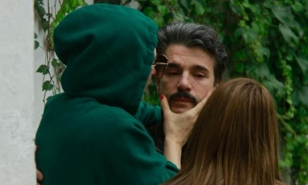 Claudia Raia consola o namorado.